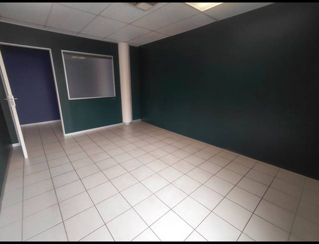 111M² OFFICE TO LET IN FOURWAYS